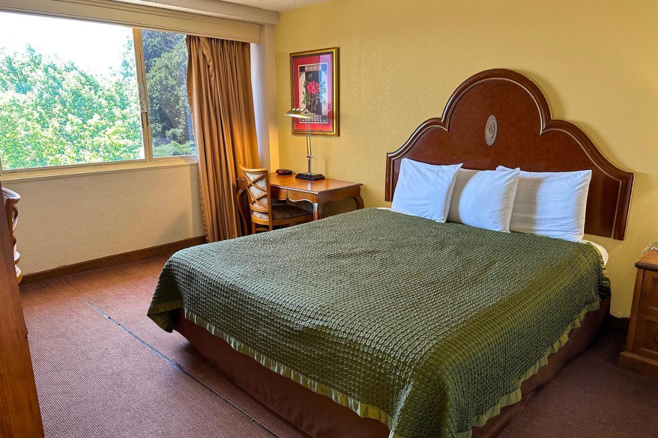 Golden Green Hotel By Oyo Charlotte Dış mekan fotoğraf